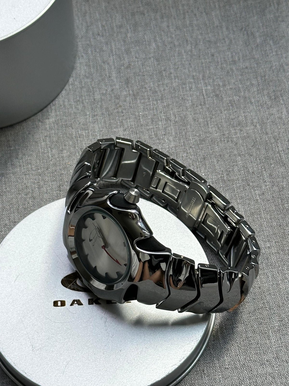 Oakley Blade Watch – White Dial Silver SHINY Stainless Steel with Smooth Reflective Strap, Swiss Movement, Collectible Men’s Watch
